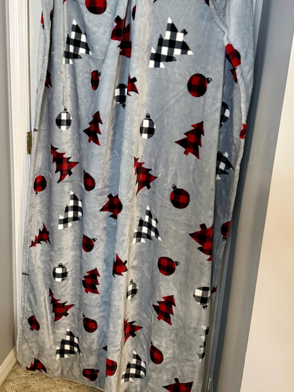 🌸Plush Fleece Holiday Blanket with Red & Black Buffalo Check Trees🎄♥️🖤🩶🛍️